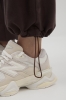 Spodnie dresowe Kai – dół nogawki i sneakersy