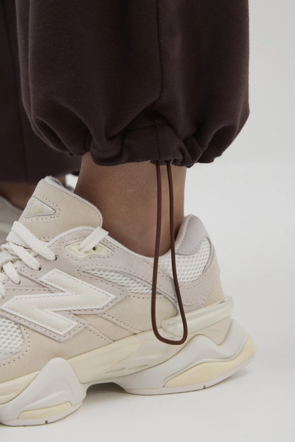 Spodnie dresowe Kai – dół nogawki i sneakersy