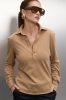 Beżowe longsleeve polo Class – bawełniana koszulka z kołnierzykiem, przód